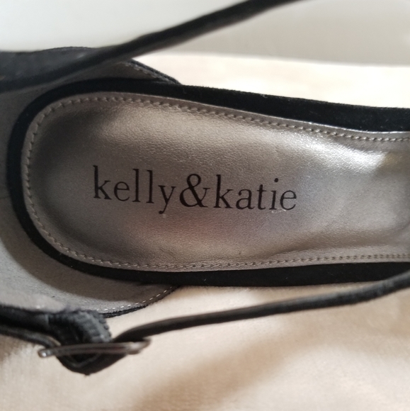 Kelly & Katie Suede Black Heels. - Picture 8 of 8